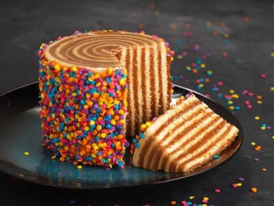 Resolvé el postre del finde con esta torta exprés sin horno, con mucho dulce de leche y con solo 3 ingredientes