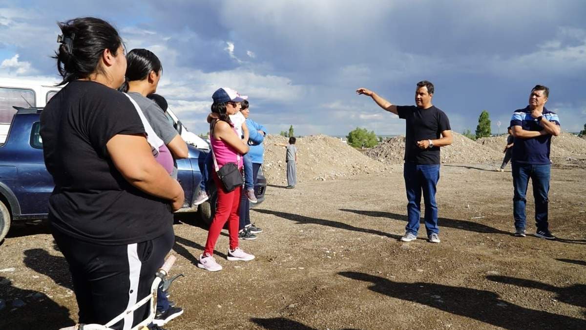 Carlos Koopmann en Zapala junto a los vecinos. Fuente: (X)