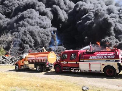 Se registra fuerte incendio en tiradero de llantas en Tlaquepaque, Jalisco