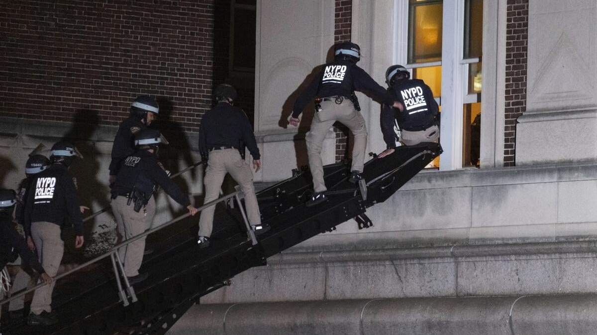 La policía entra para dispersar a los manifestantes propalestinos que habían invadido un edificio en la Universidad de Columbia en la ciudad de Nueva York