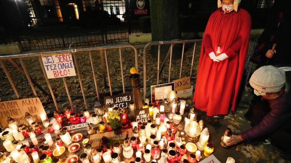 Personas colocan velas en tributo a la mujer que murió tras negarle un aborto en Varsovia