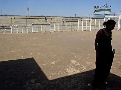 Mujeres contra las rejas
