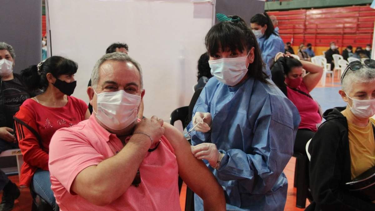 Vacunación contra el coronavirus en el estadio Ruca Che. Fuente: (Twitter)
