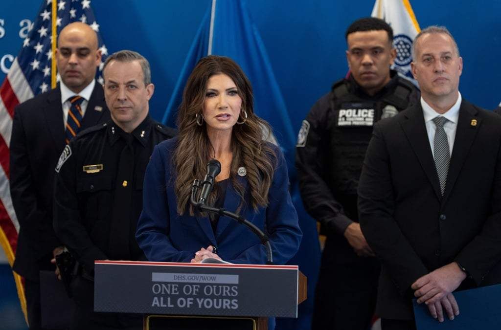La secretaria de Seguridad Nacional de EU, Kristi Noem, habla durante una conferencia de prensa en Nueva York, el jueves 8 de enero de 2026