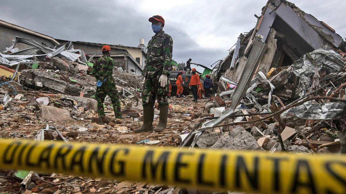 Equipos de rescate buscan sobrevivientes en los escombros de un edificio. Fuente: (Twitter)