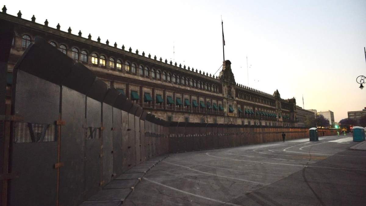 Vallas instaladas en Palacio Nacional