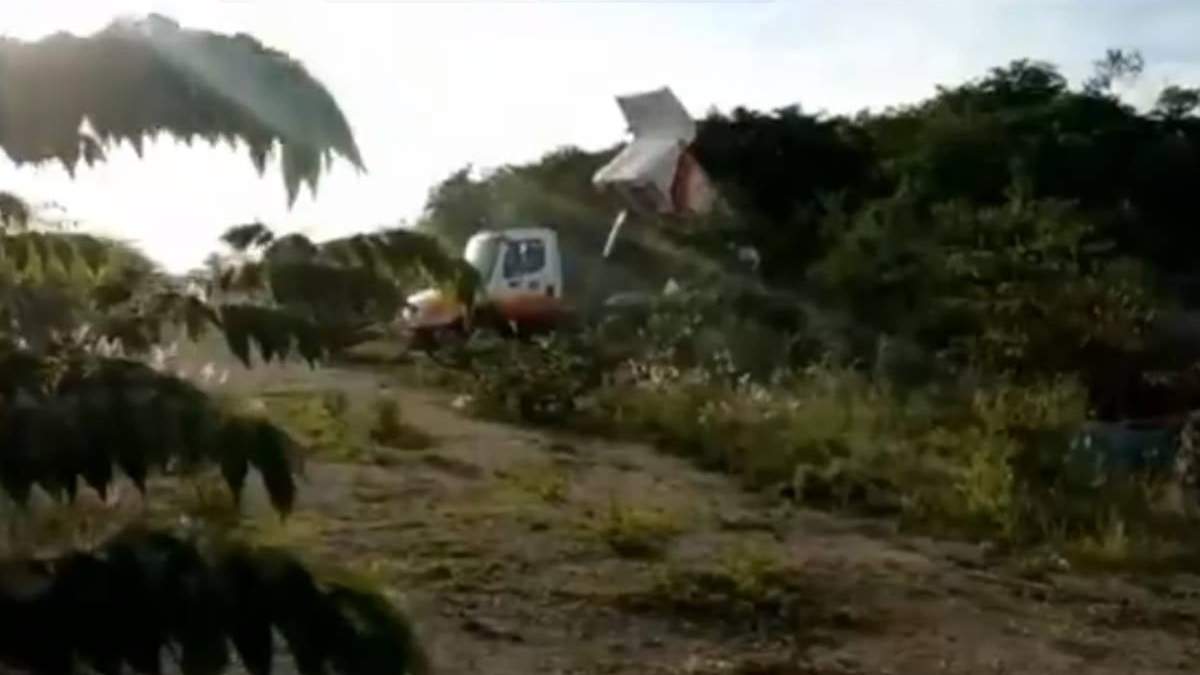 Un camión tira cascajo en Fraccionamiento Las Américas en Yucatán