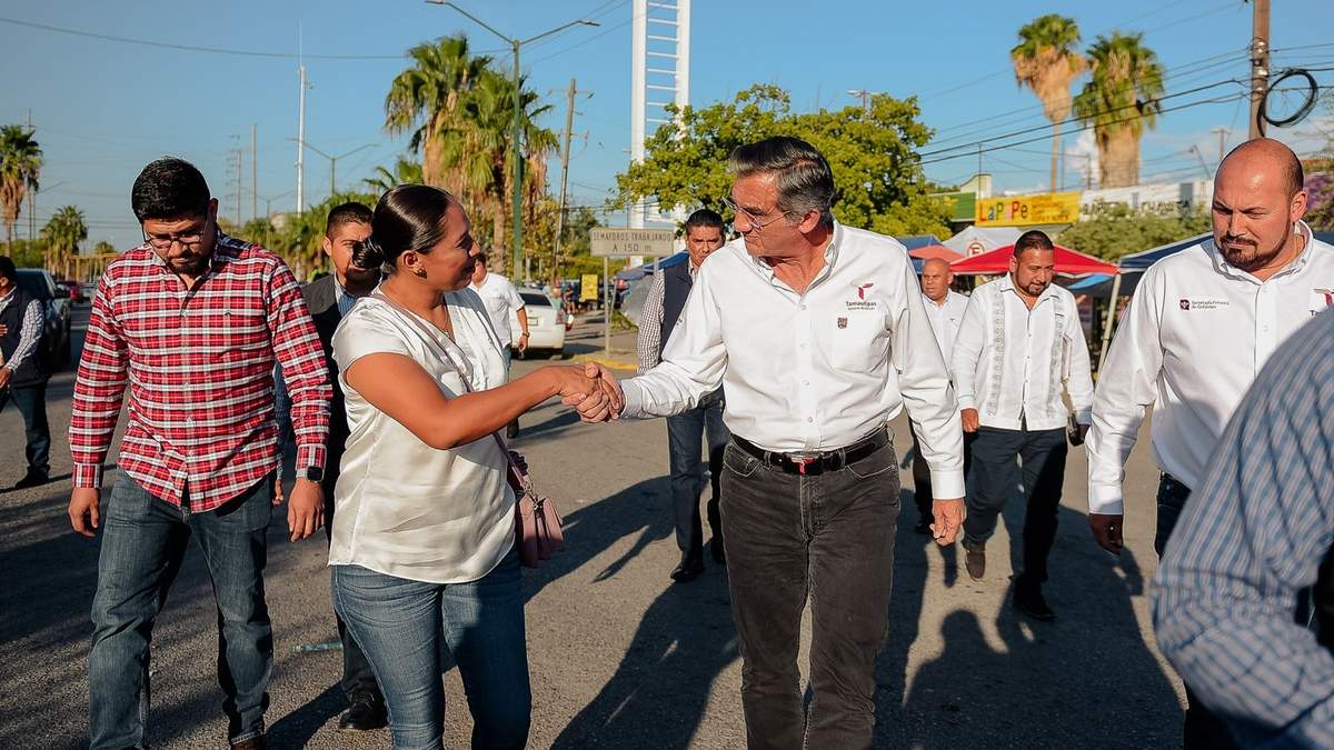 Américo acude a dialogar con las y los maestros; les pide reanudar las clases