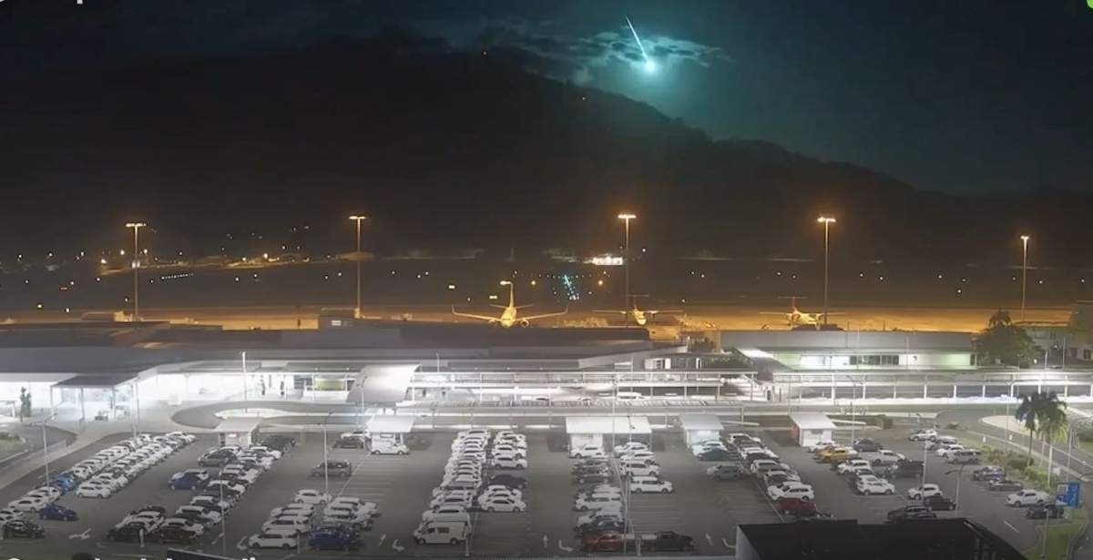 Cámaras del aeropuerto de Cairns, Australia, registran la caída de un meteorito