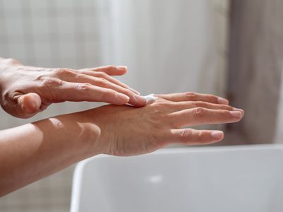 Con solo 2 ingredientes, la mezcla "mágica" para dejar la piel de tus manos suave y sin manchas