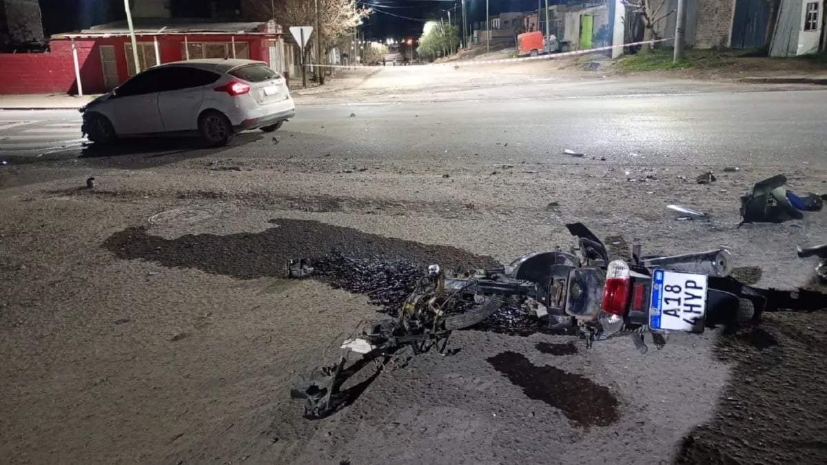 La moto quedó totalmente destrozada, producto del fuerte choque frontal. Fuente (X)