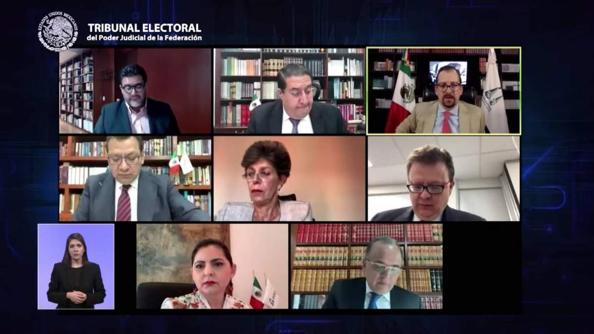 Los magistrados en la sesión