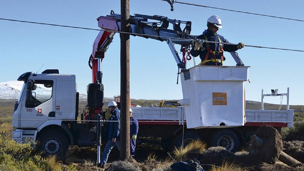 Personal técnico del EPEN realizando tareas de reparación y mantenimiento. fuente: (Twitter).