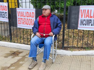 Encadenado y con un bidón de nafta, reclama a Vialidad que le pague las tierras que le expropió