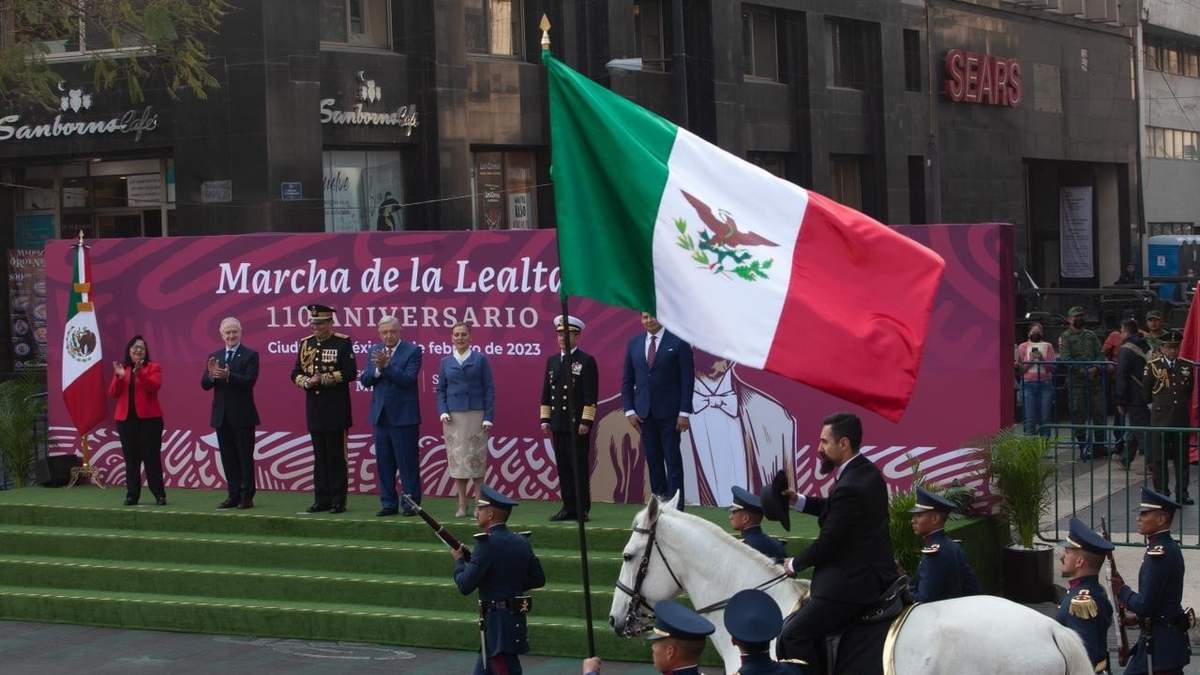 Marcha por la Lealtad, acompañan al presidente Andrés Manuel López Obrador, Norma Piña, Santiago Creel, Luis Cresencio Sandoval, Beatriz Gutiérrez Müller, José Rafael Ojeda