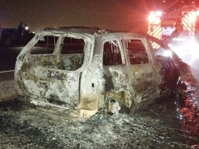 Un auto fue consumido en su totalidad por un incendio en la Ruta del Petróleo