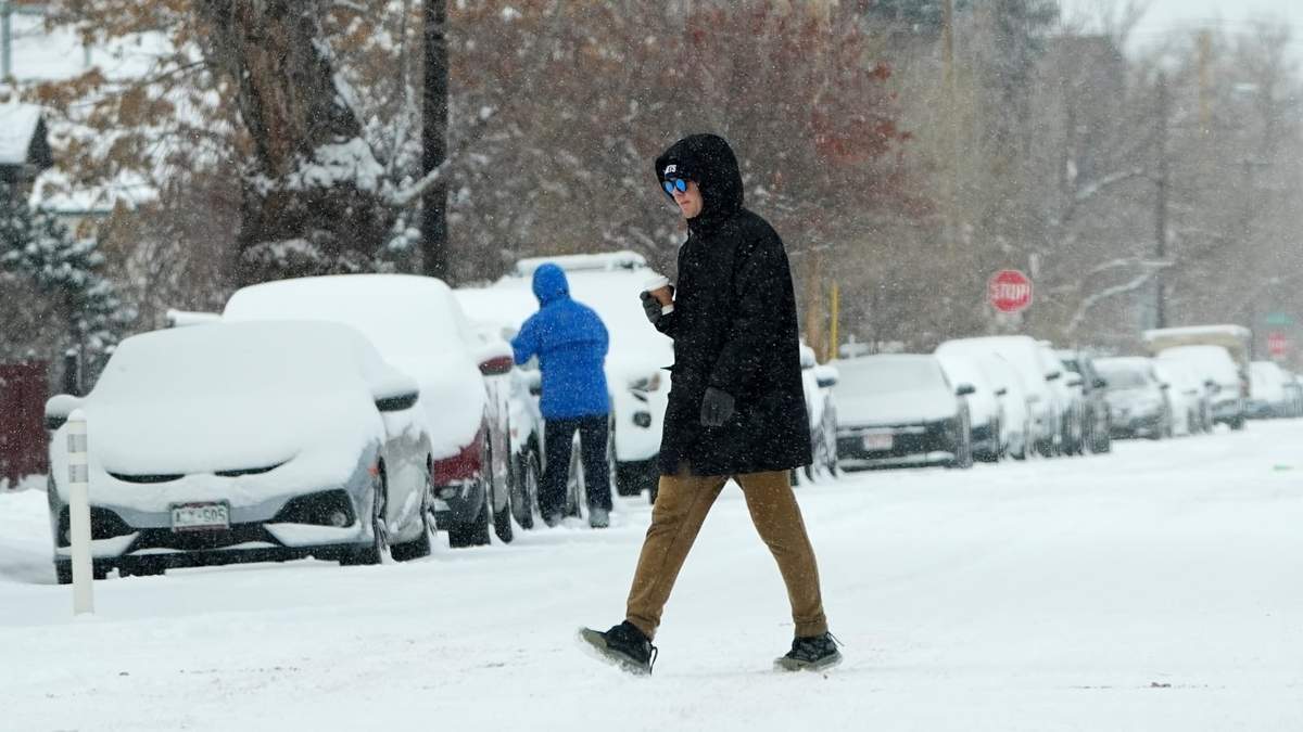 Un peatón cruza la Primera Avenida de Denver