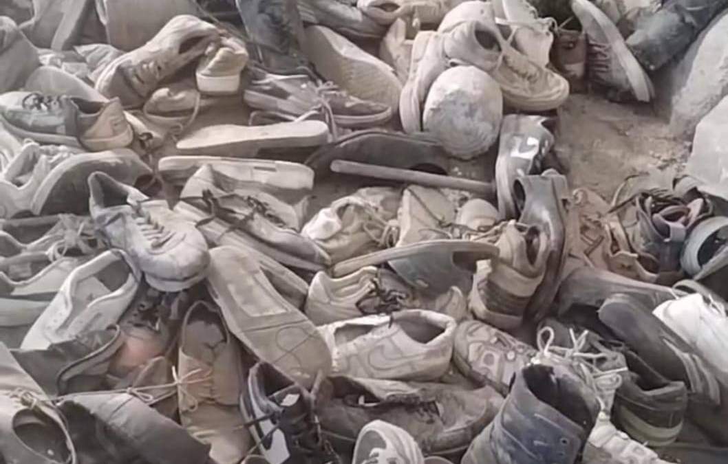 En la imagen, decenas de zapatos y tenis hallados este viernes en un crematorio clandestino en Jalisco