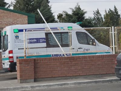 Con un disparo en la cabeza, un hombre pelea por su vida en una clínica de Neuquén
