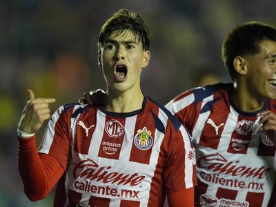Las Chivas cortan mala racha con triunfo de 2-1 ante América en el Clásico Nacional