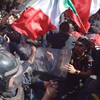 Crece la tensión por caravana en Tijuana: pobladores intentan ingresar a albergue