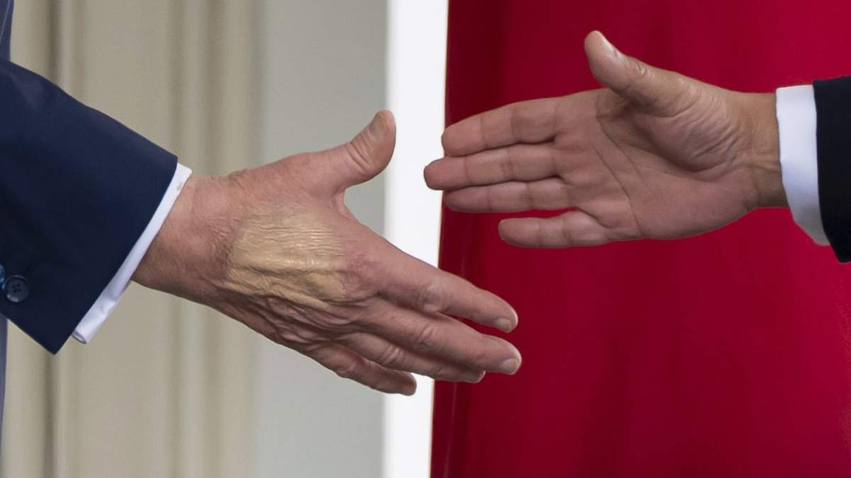 Donald Trump extiende la mano para estrechar la del príncipe heredero de Bahrein, Salman bin Hamad Al Jalifa, a su llegada a la Casa Blanca, en Washington, el miércoles