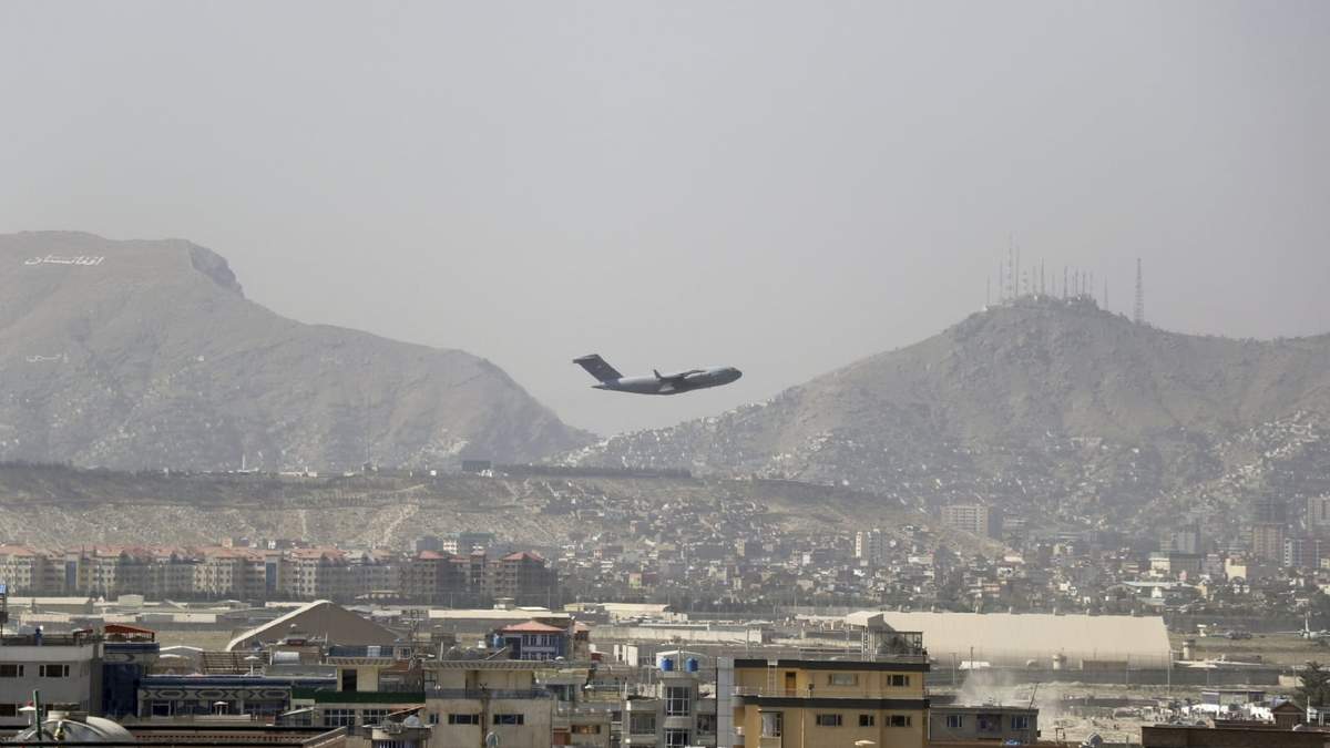 Un avión militar despega del aeropuerto de Kabul, Afganistán. Fuente: (Twitter)