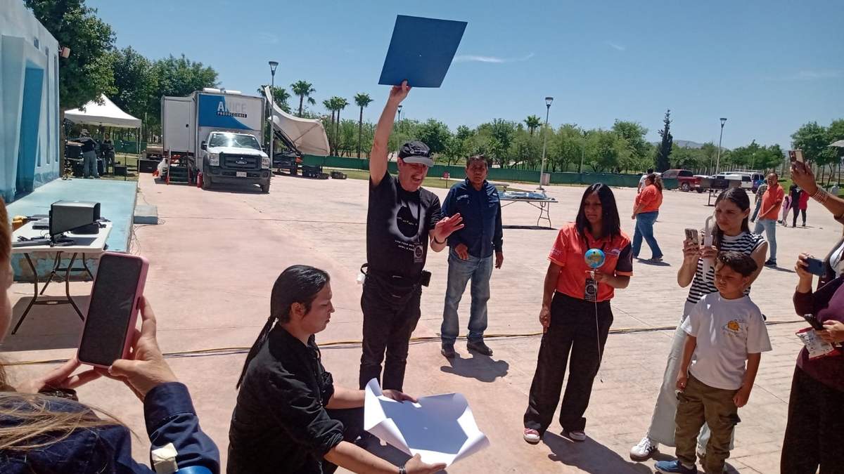 Preparativos para apreciar el eclipse de sol en Torreón