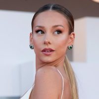 La reina de Netflix: Ester Expósito rompió el "dress code" de Venecia y sorprendió