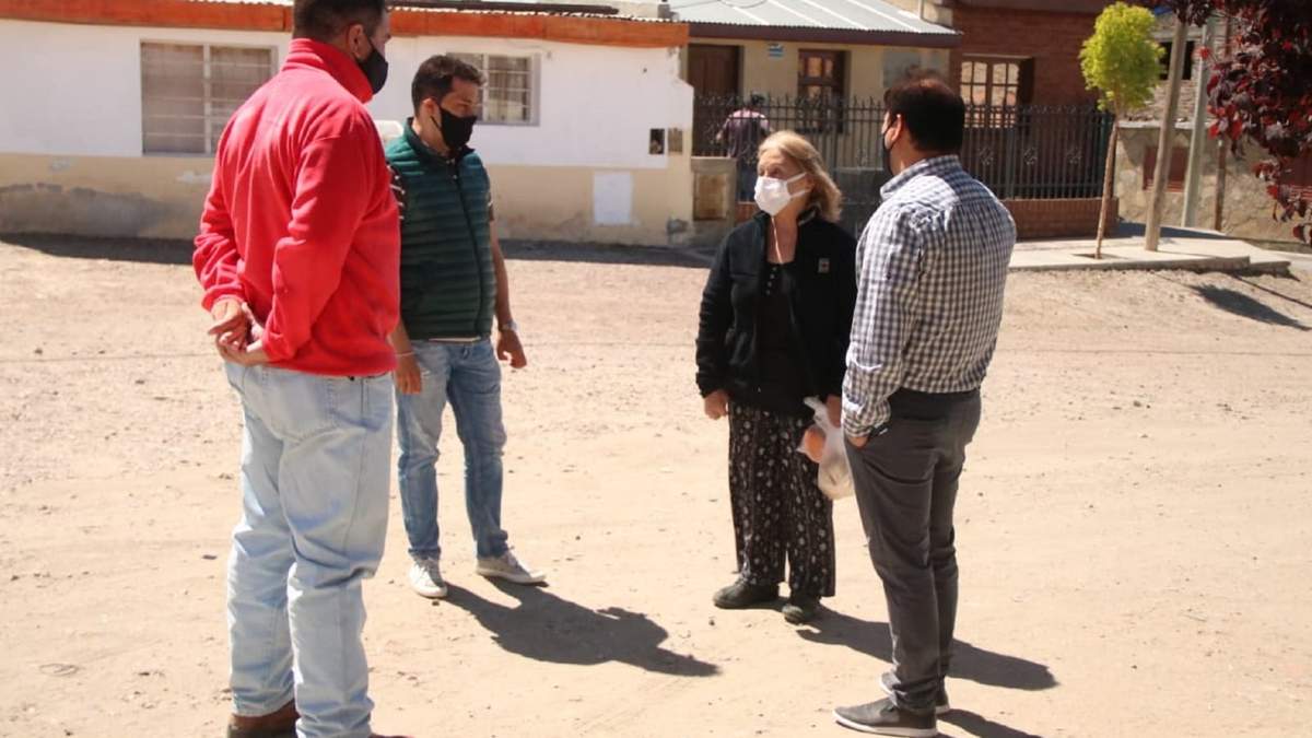 El intendente de Zapala dialogó con los vecinos del sector. Fuente:  (Twitter).