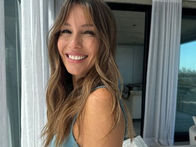 Pampita enseña cómo llevar la prenda must have de la temporada de fiestas: mirá cuánto cuesta