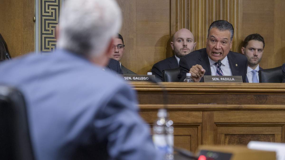 El senador Alex Padilla, demócrata por California, cuestiona a Chris Wright, el nominado del presidente electo Donald Trump para secretario de Energía