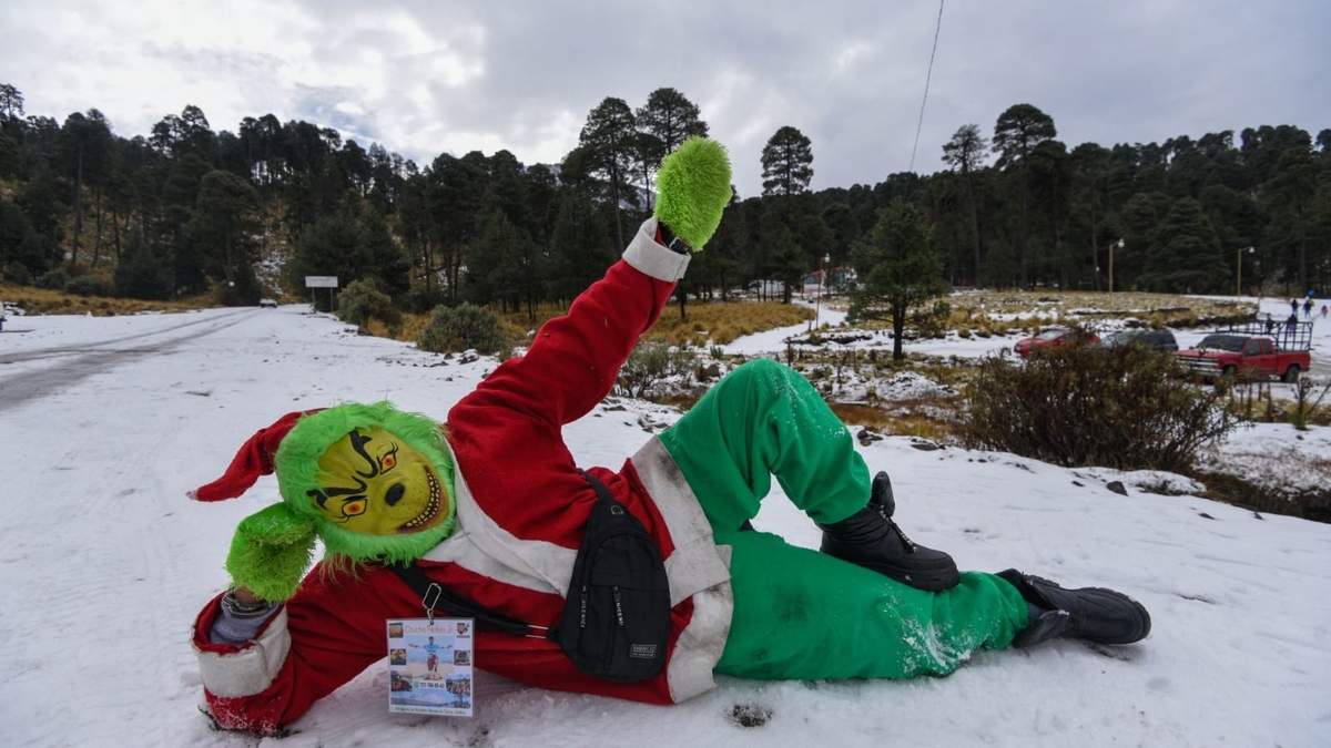 Turistas disfrutaron el lunes del paisaje en el Nevado de Toluca