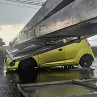 Graban la caída de un espectacular sobre vehículos en la carretera México-Cuautla (Video)