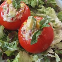 Tomates rellenos con ensalada de palta: hacé esta receta que vas a amar para una cena ligera