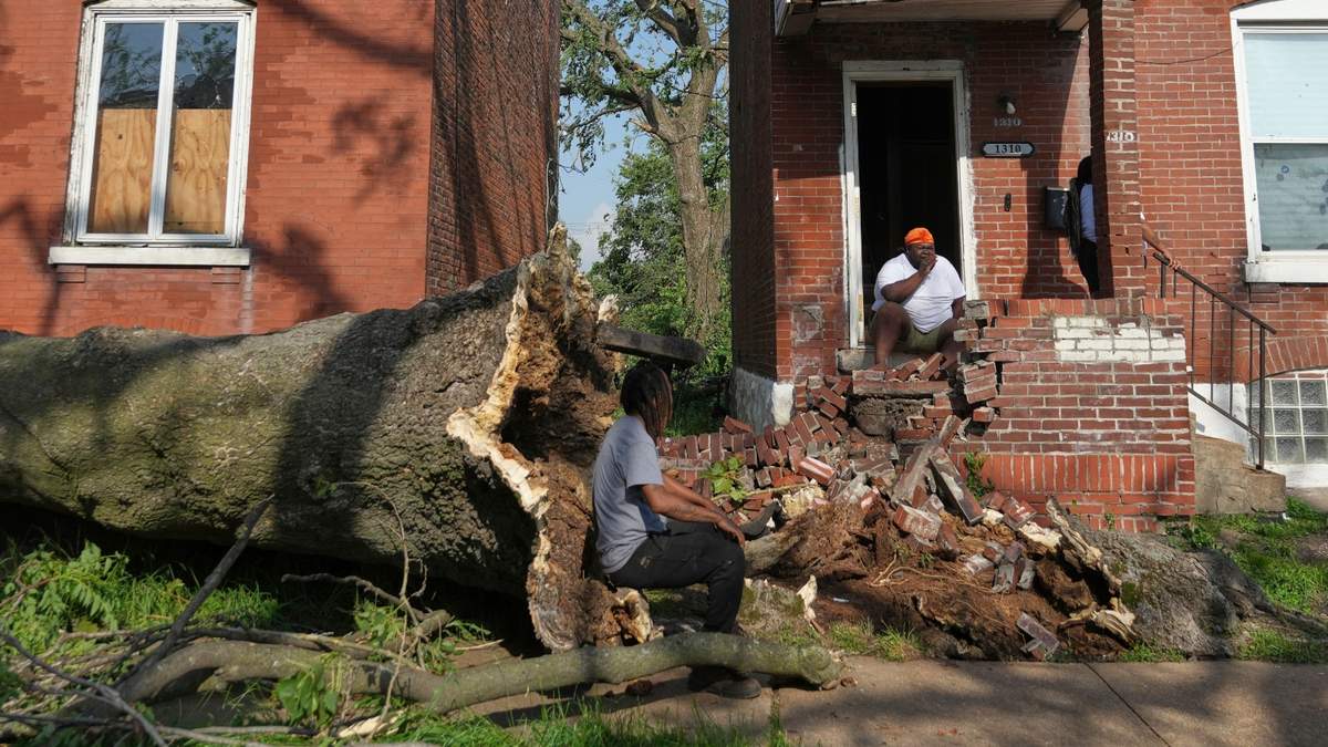 Un árbol derribado por las tormentas en San Luis, Missouri