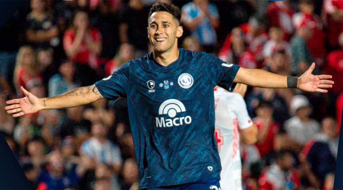 Matías Fernández celebra el 2 a 0 parcial de la Lepra.