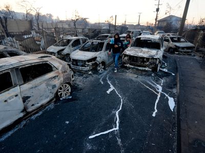 Confirman 46 muertos por los incendios en Chile; imponen toque de queda