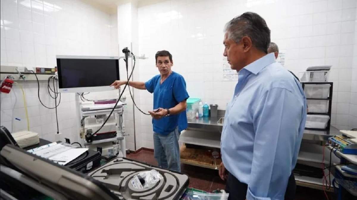 El gobernador, Rolando Figueroa, en la recorrida por los quirófanos del hospital Heller. Fuente: (X)
