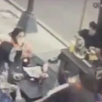 Apuñalan a un hombre mientras comía en un restaurante en la Benito Juárez (Video)