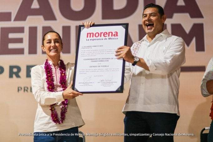 Claudia Sheinbaum entrega a Alejandro Armenta la constancia como coordinador de la Defensa de la Transformación en Puebla