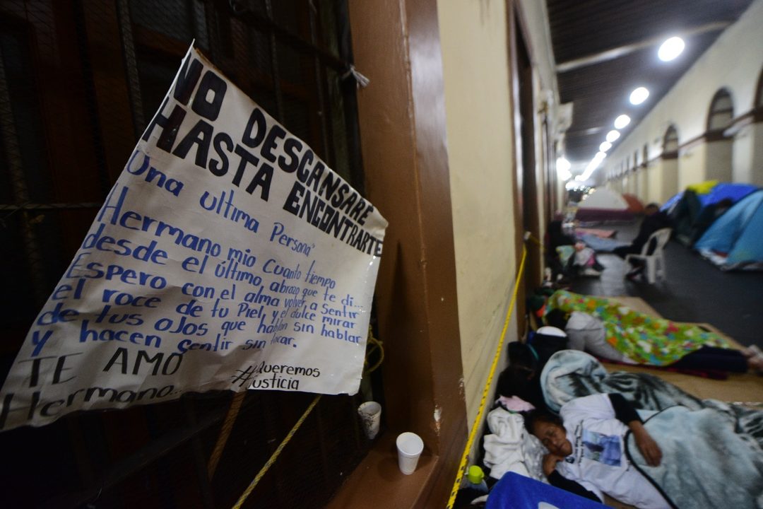Bloqueo de familiares de desaparecidos al Palacio de Gobierno de Veracruz. Foto Óscar Martínez