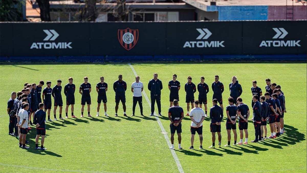 Minuto de silencio en la práctica de San Lorenzo y después, a La Bombonera a despedir a Russo.
