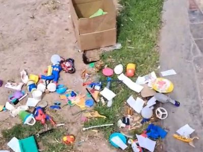 Vecinos mugrosos: la plaza del Unimev convertida en un basural