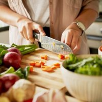 Con 2 ingredientes: sacá el moho y suciedad de tu tabla de madera de cocina con este trucazo