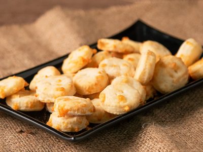 Mejor que las compradas: crackers de queso tipo "Rex", la receta más fácil y rica para esos mates