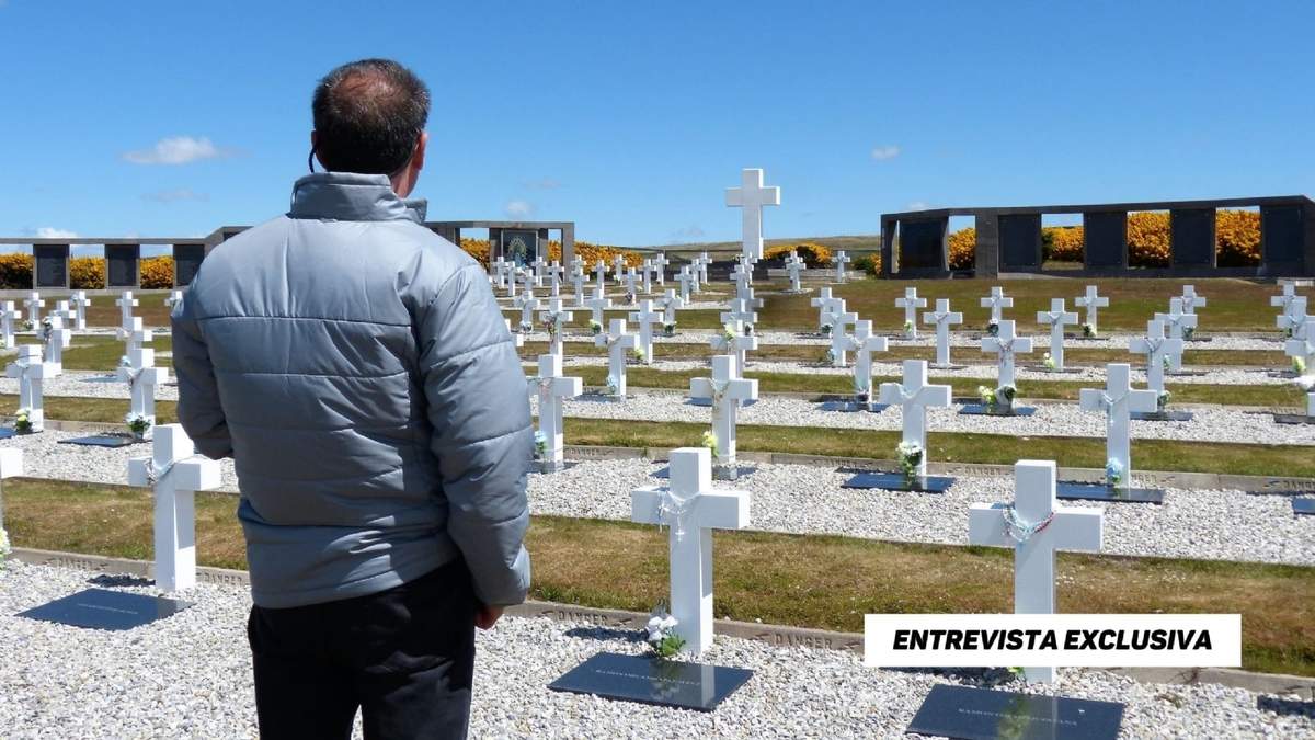 Ariel Tascón en el cementerio de Darwin. Fuente: (Twitter).