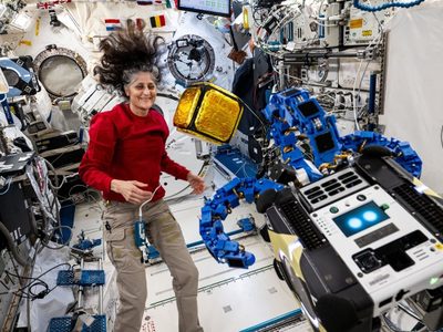 Cuánto cuesta viajar en cohete al espacio y dormir en una estación privada