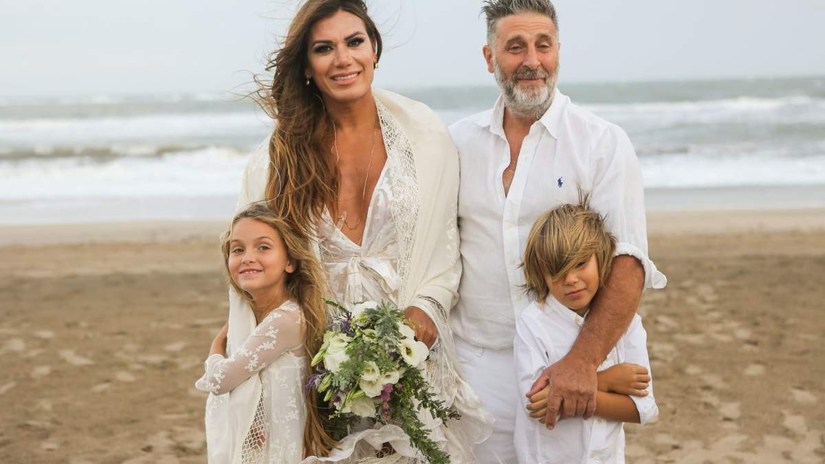 Flor de la V, su esposo y sus hijos, Isabella y Paul. Fuente: (Instagram)