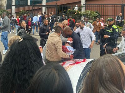 Miguel Uribe Turbay, aspirante presidencial en Colombia, recibe disparo en la cabeza (Videos)